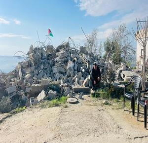 جرافات الإحتلال الإسرائيلي تهدم منزل الشهيد مالك سالم في قرية بزاريا